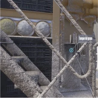 Industrial equipment with pipes and a sign in Spanish reading 'Tanque de grasa.'